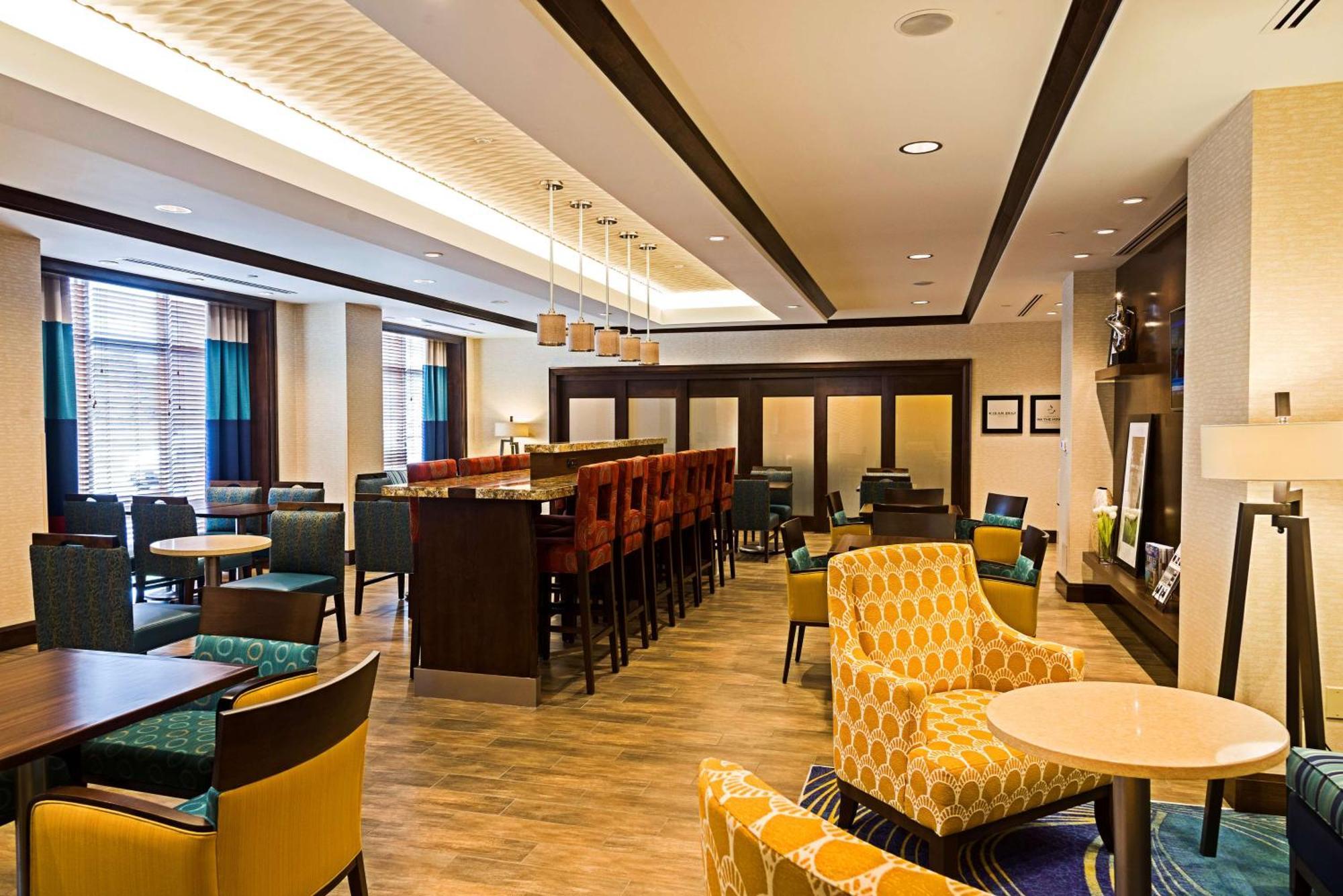 Hampton Inn By Hilton Ottawa Airport Exteriör bild